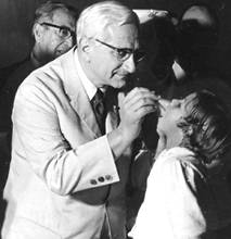 Albert Sabin vacinando uma criança