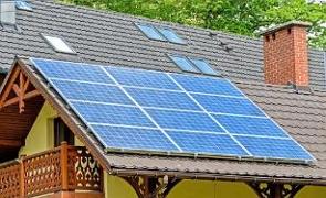 Casa com sistema de aquecimento solar no telahado