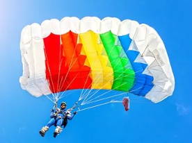 Foto de homem saltando de paraquedas